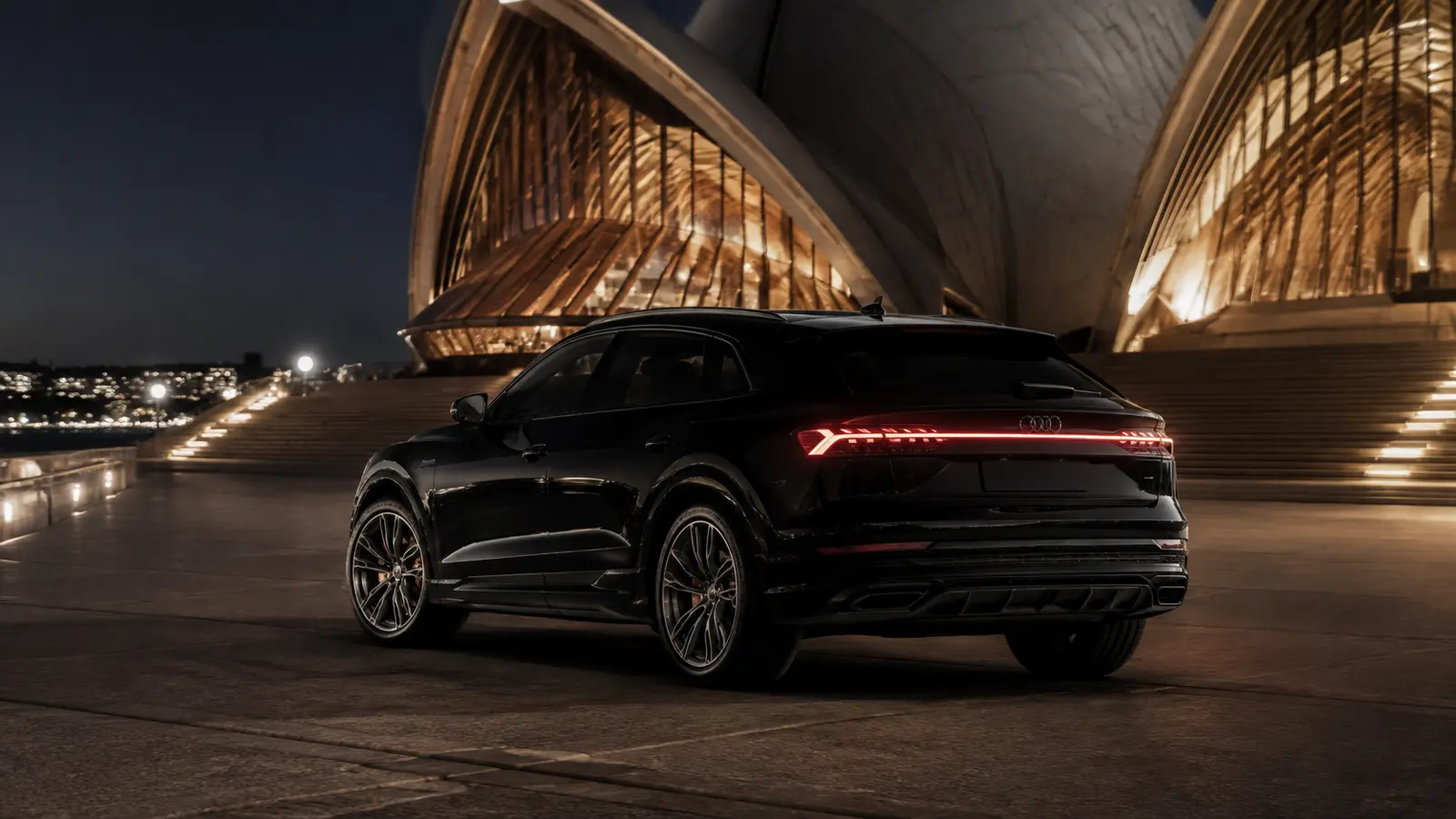 АВТО 1001190 чёрный Audi SQ8 e-tron у ночной оперы