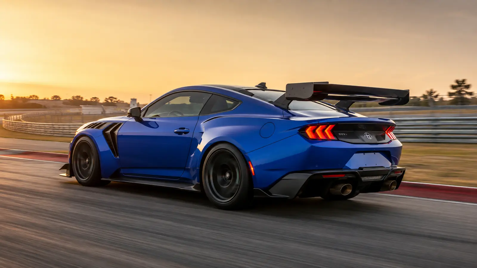 АВТО 1002171 синий Ford Mustang GTD крупно на гоночной трассе
