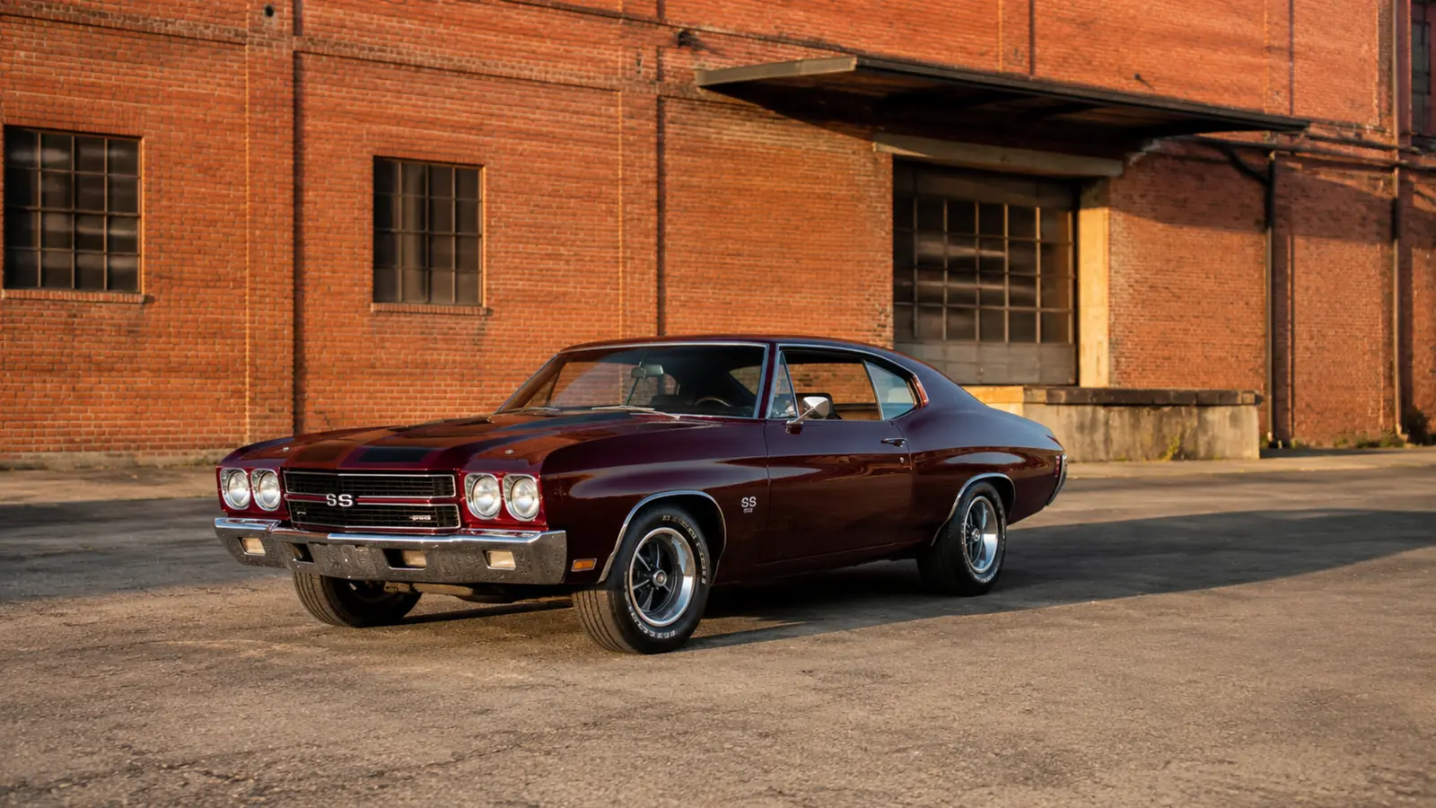 АВТО 1000347 Chevrolet Chevelle SS 1970 у кирпичного здания