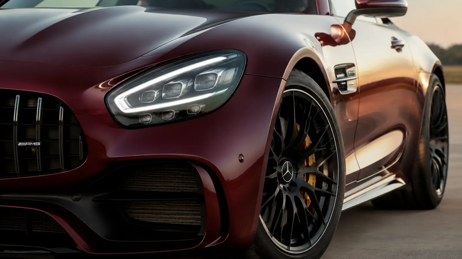 АВТО 1001041 крупный план фары Mercedes AMG GT