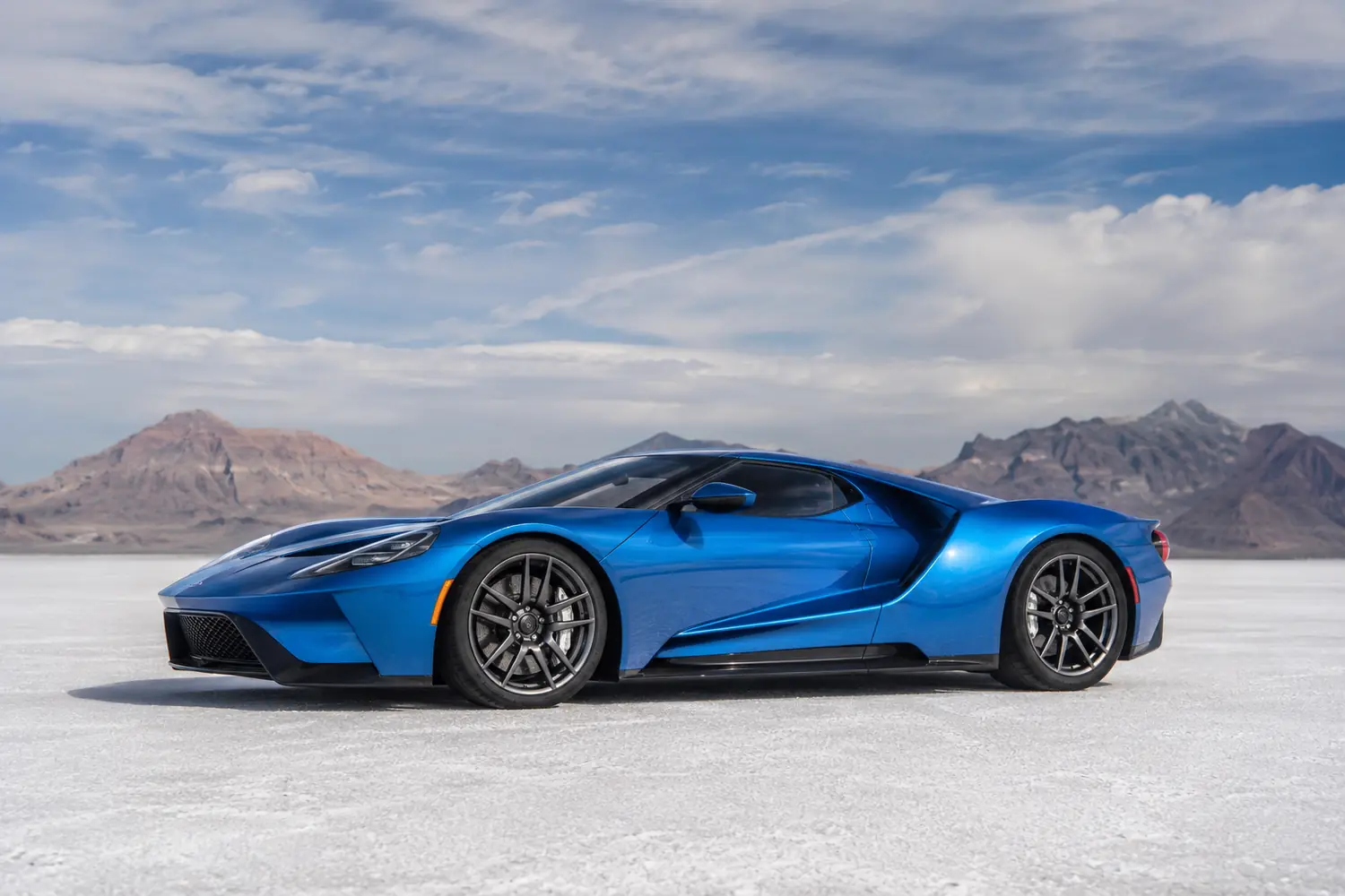 АВТО 1003769 синий Ford GT на солончаке