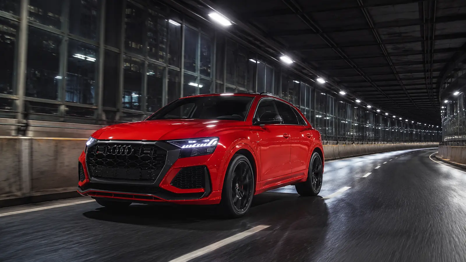 АВТО 1001834 красный Audi RS Q8 в стеклянном тоннеле