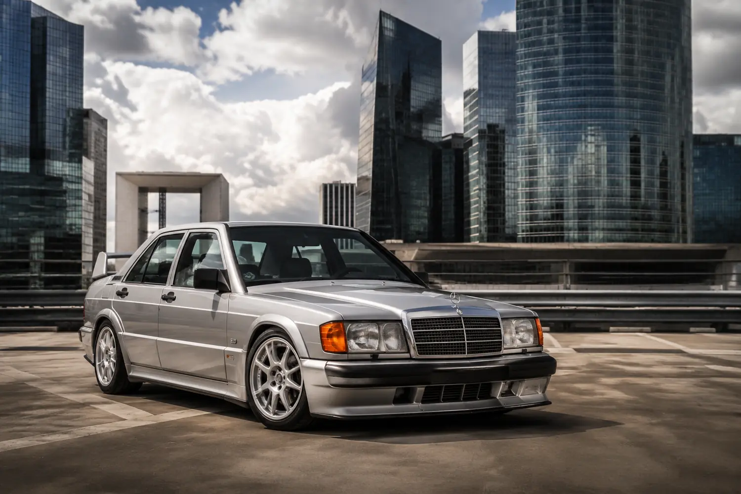АВТО 1003872 Mercedes 190E Evo II restomod в La Defense