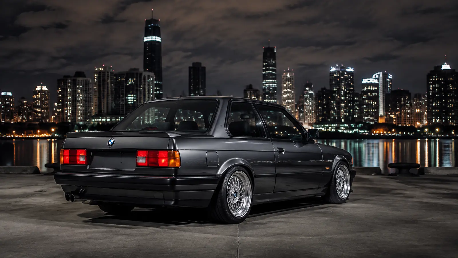 АВТО 1002345 графитовый BMW E30 рестомод на ночной набережной