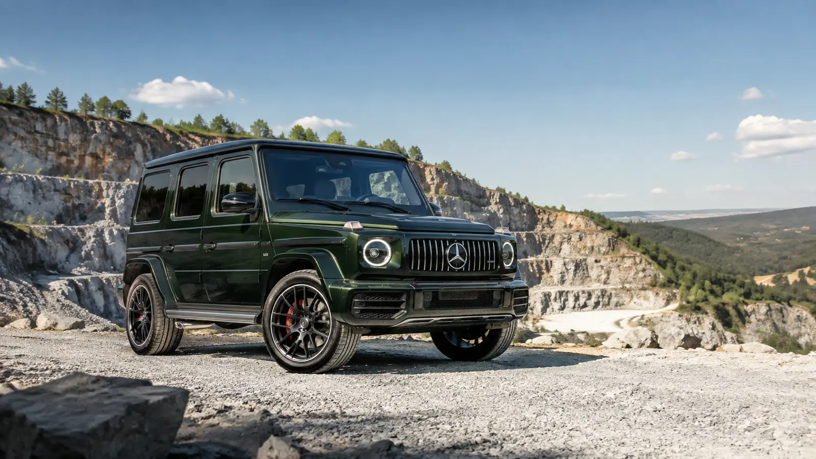 АВТО 1001311 Изумрудный Mercedes-AMG G63 у каменного карьера
