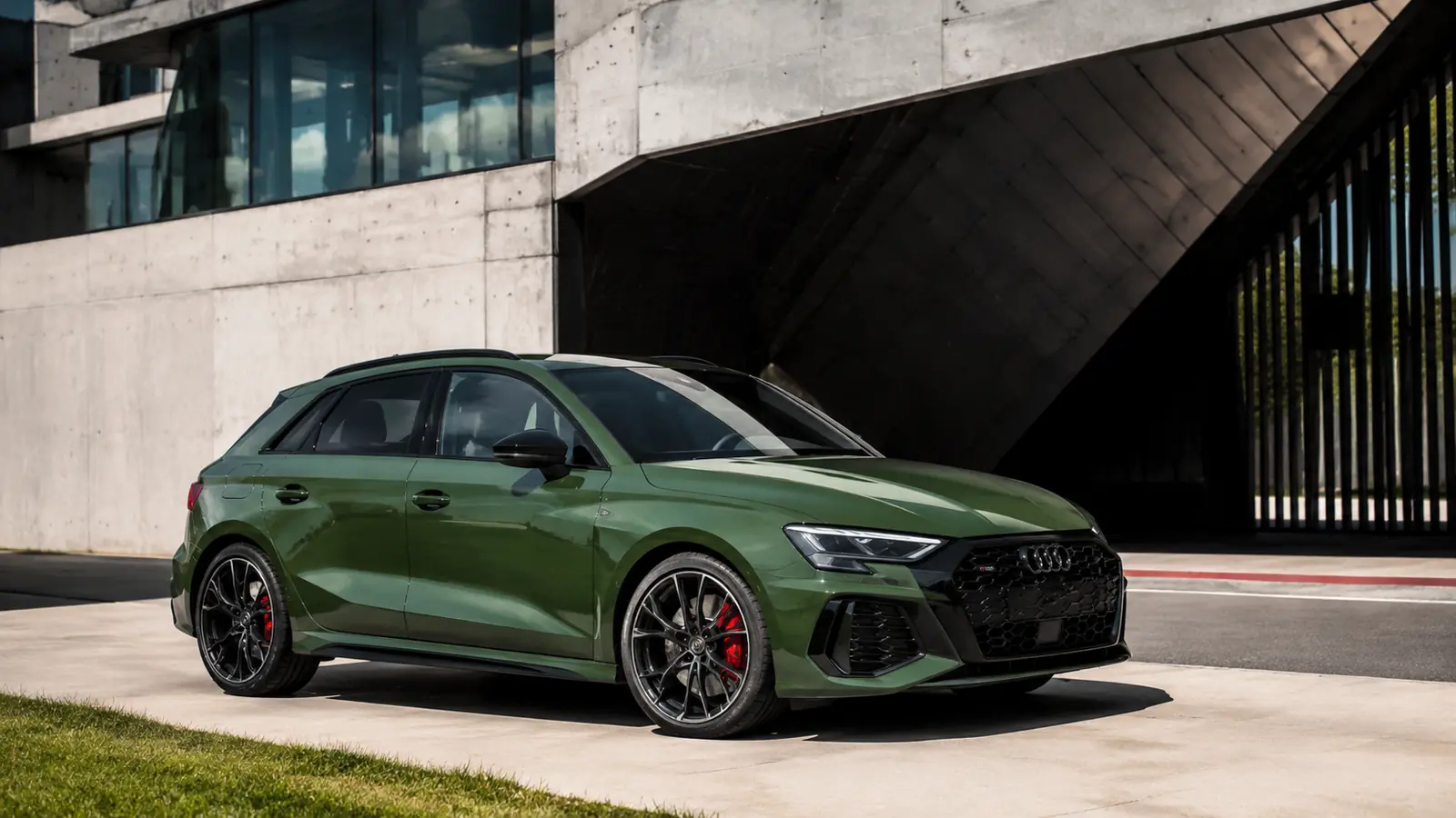 АВТО 1001386 зелёный Audi RS3 Sportback у современной архитектуры