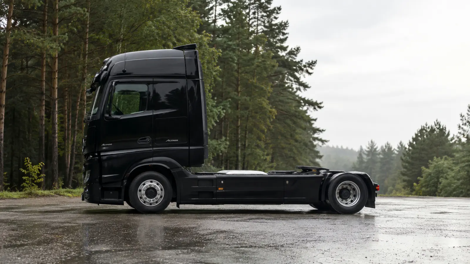 АВТО 1003260 глубокий чёрный Mercedes-Benz Actros L целиком профиль