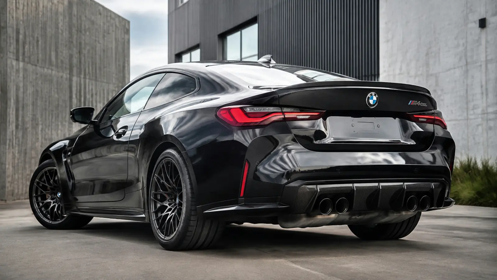 АВТО 1002849 чёрный BMW M4 CSL крупно в индустриальном дворе