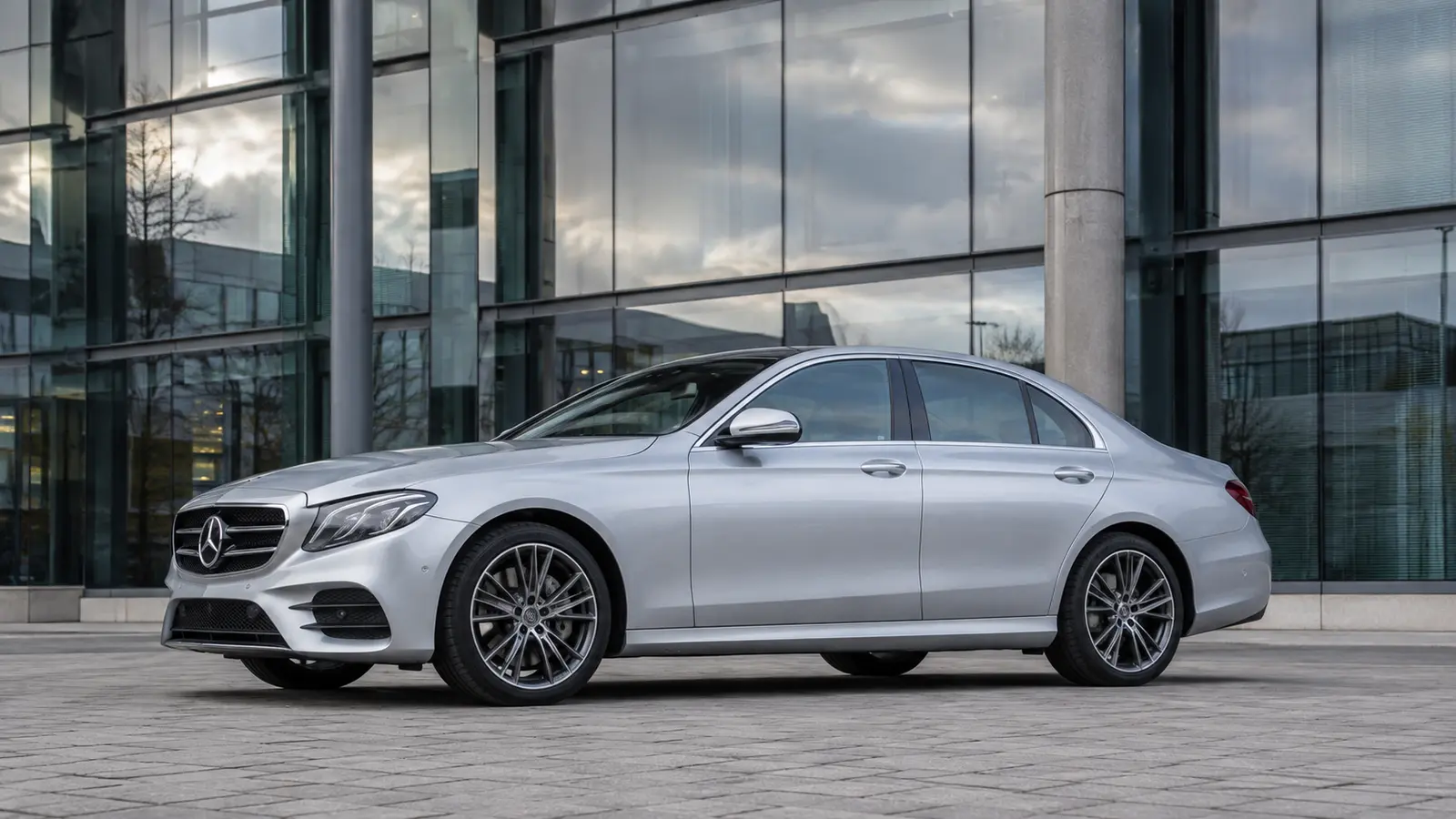 АВТО 1001774 серебристый Mercedes E-Class у бизнес-центра