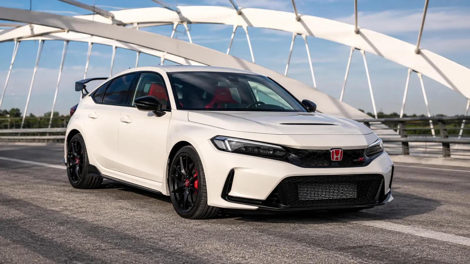 АВТО 1000444 белый Honda Civic Type R у моста