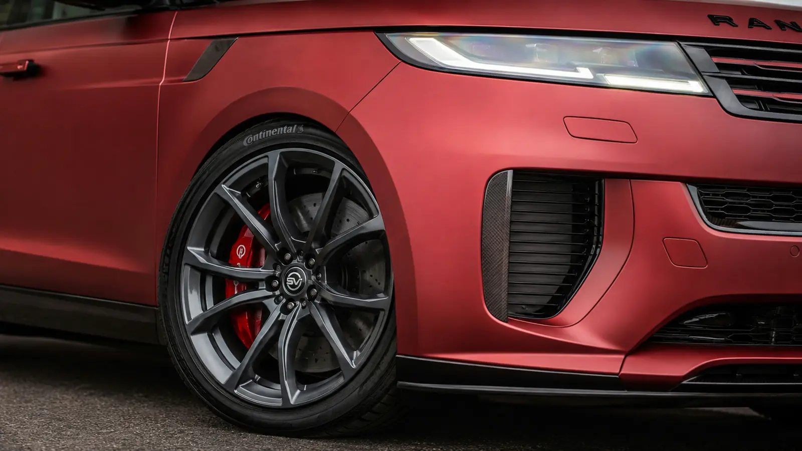 АВТО 1002565 серебристый Range Rover Sport SV фара колесо и кузов крупным планом