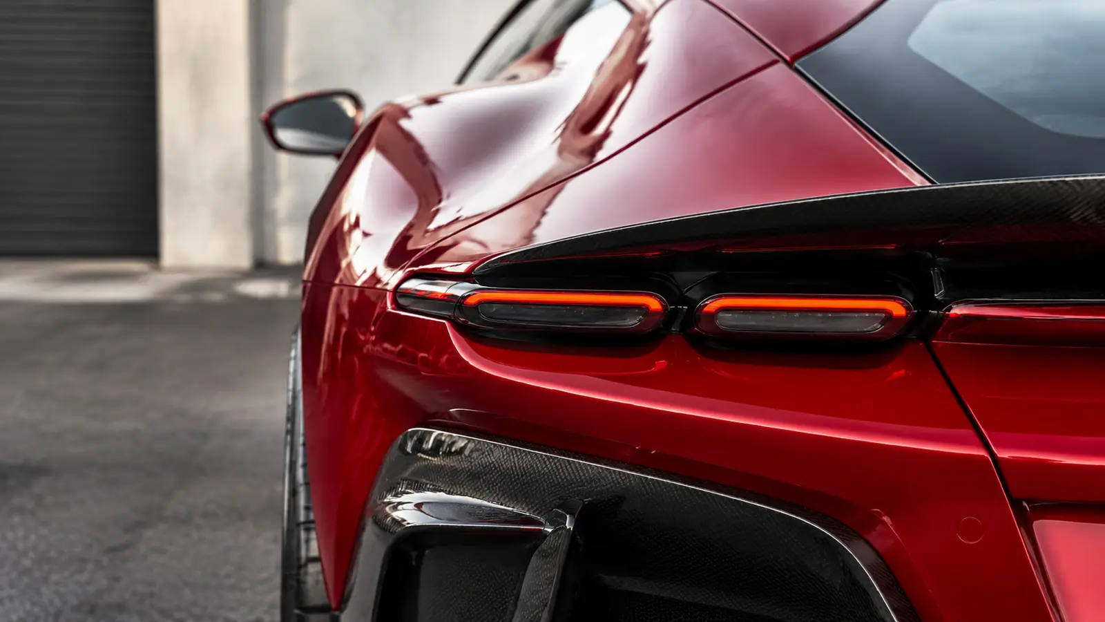 АВТО 1002749 задняя оптика и линия кузова Ferrari 12Cilindri крупным планом