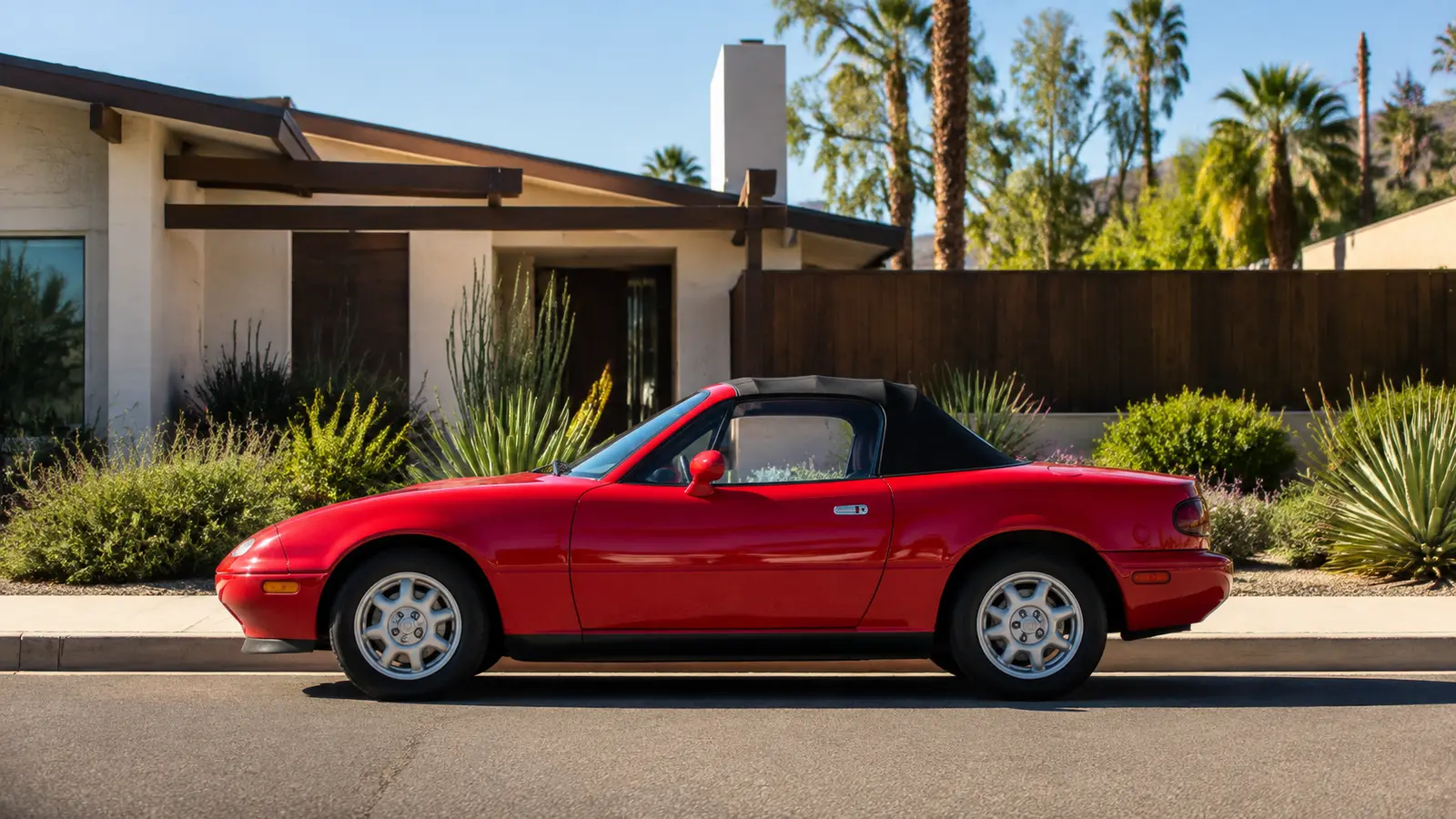 АВТО 1000941 красный Mazda MX-5 у калифорнийского дома 90-х