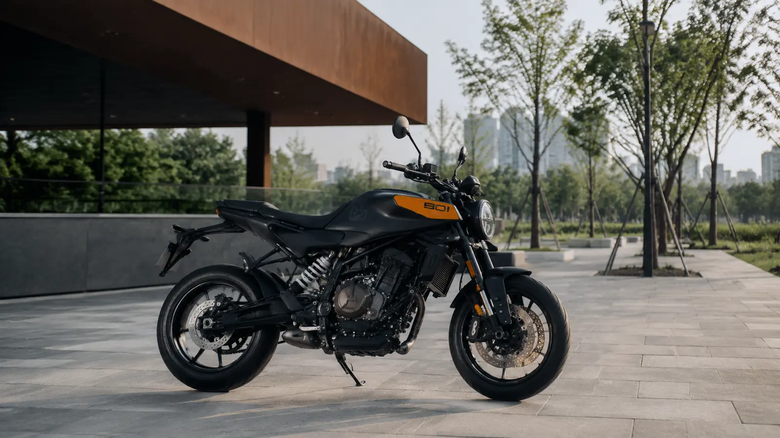 АВТО 1001520 Оранжевый Husqvarna Svartpilen у городского парка