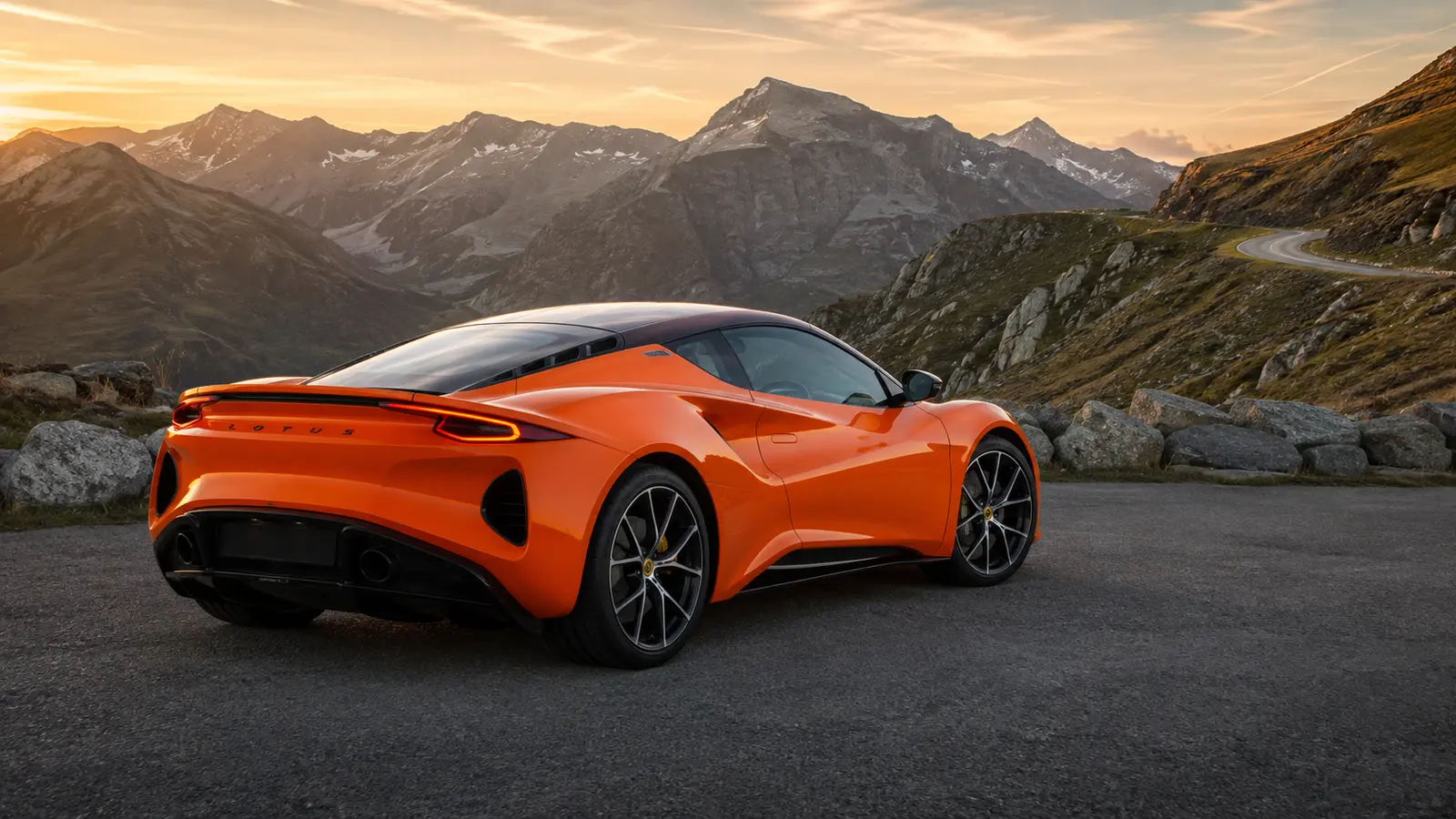 АВТО 1001749 оранжевый Lotus Emira в горах