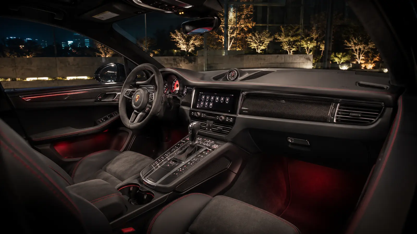 АВТО 1000418 салон Porsche Macan GTS ночью