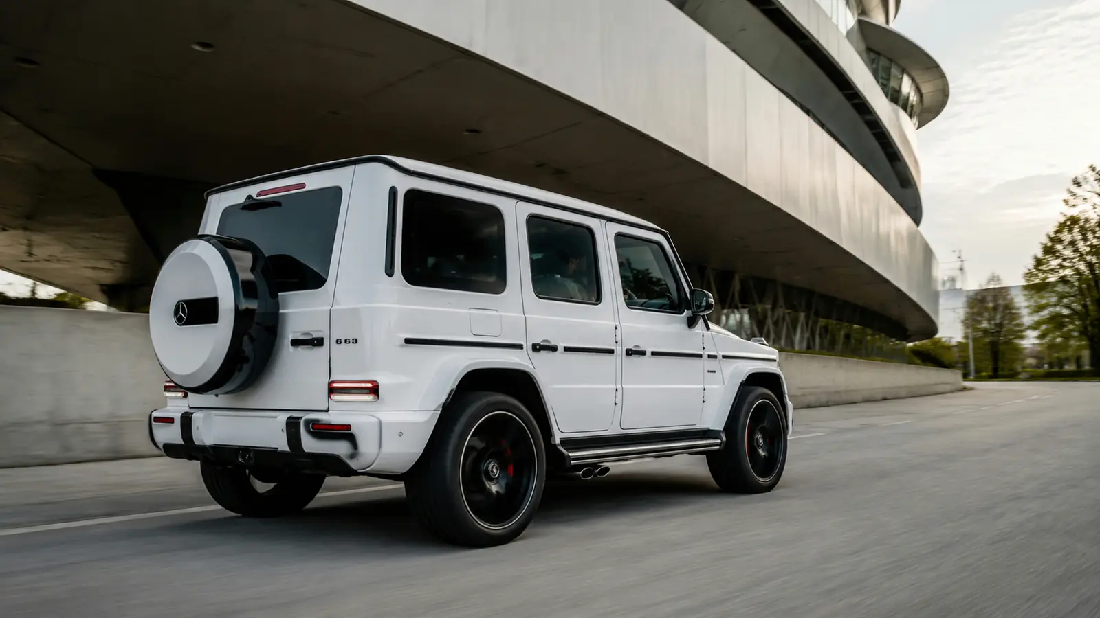 АВТО 1002544 жемчужно-белый Mercedes-AMG G 63 у дизайнерского музея