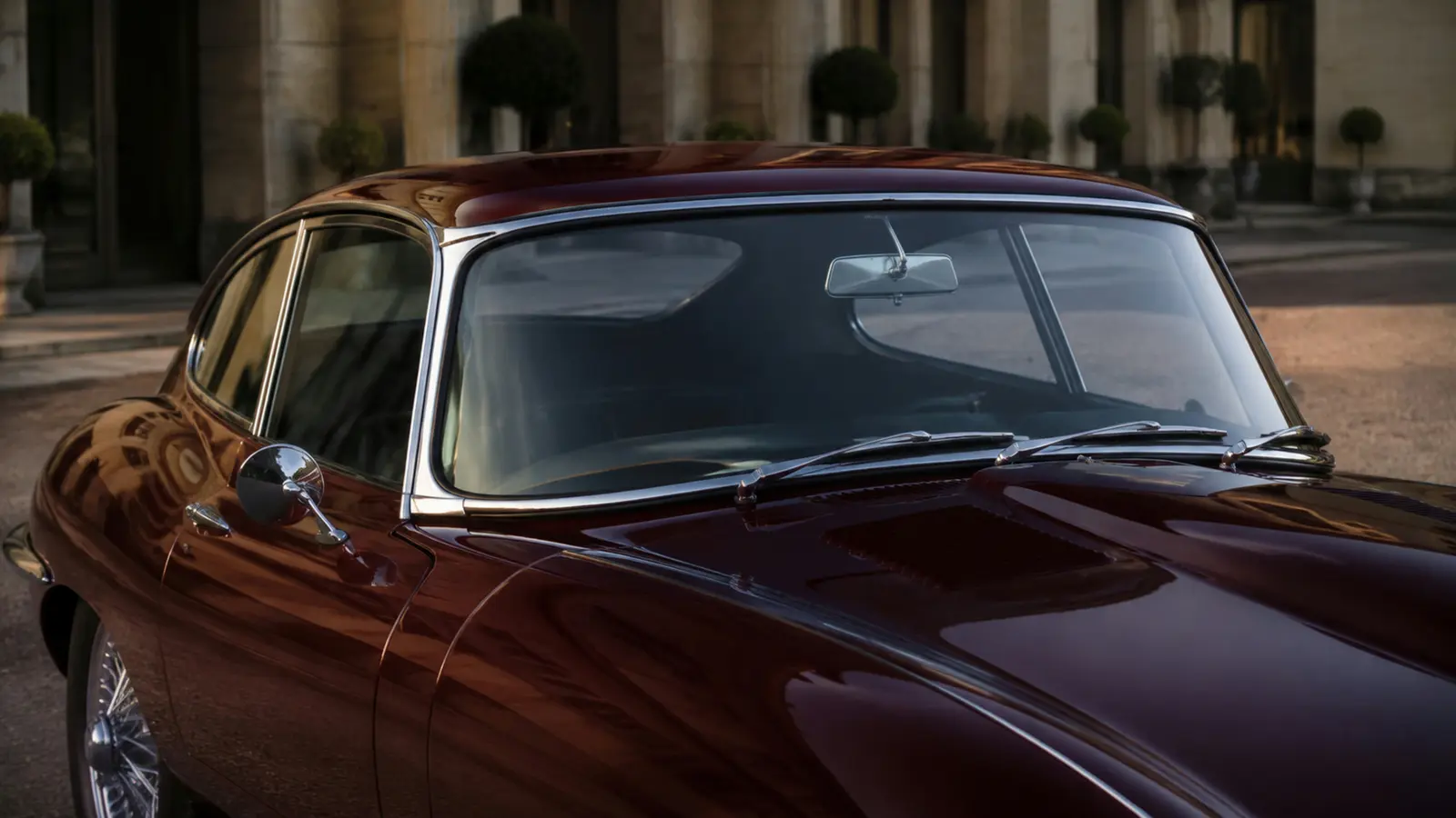 АВТО 1003378 бордовый Jaguar E-Type Series 1 крупно крыша и лобовое телеобъективом