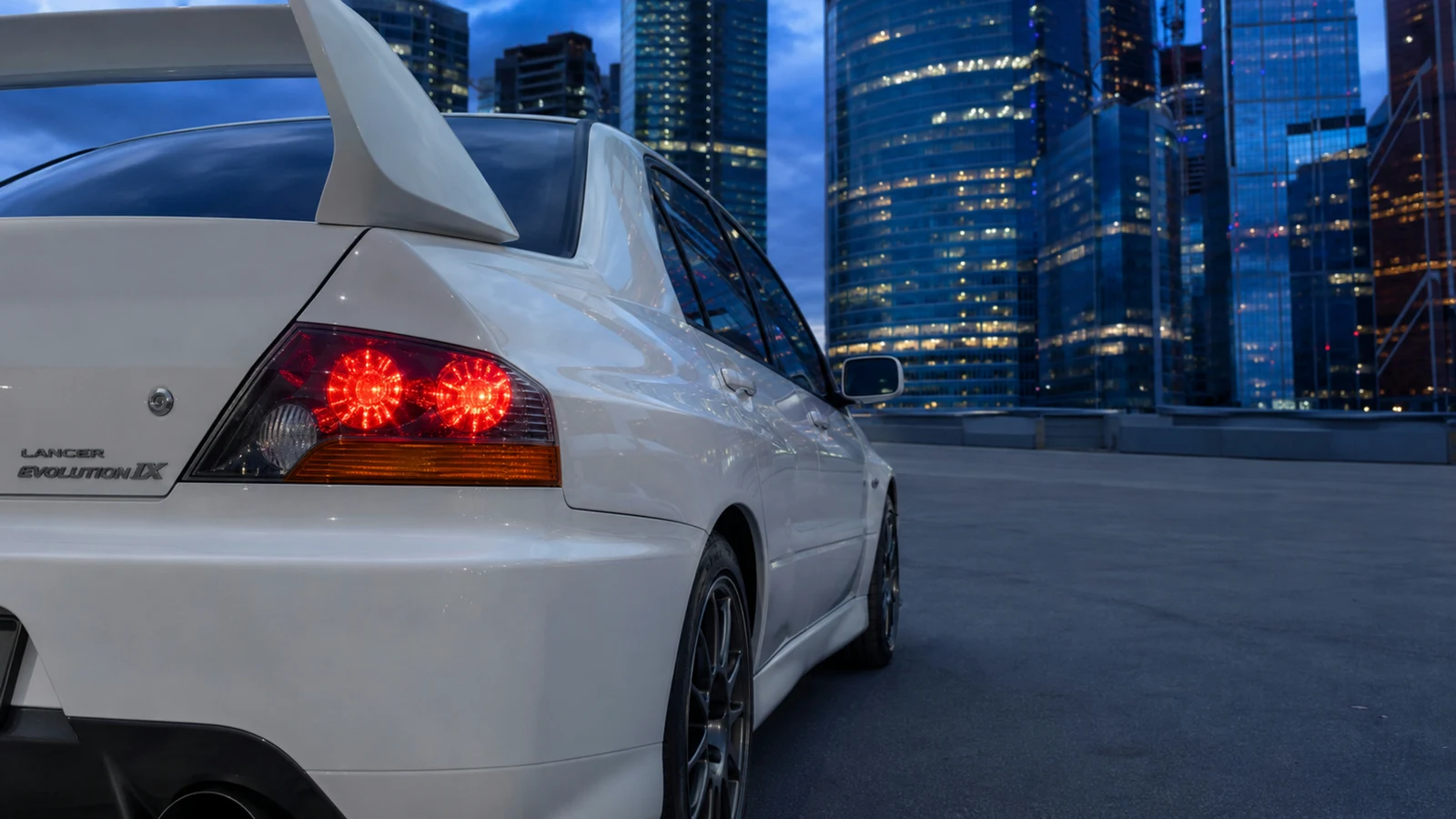 АВТО 1003198 жемчужно-белый Mitsubishi Lancer Evolution IX крупно премиальный кадр