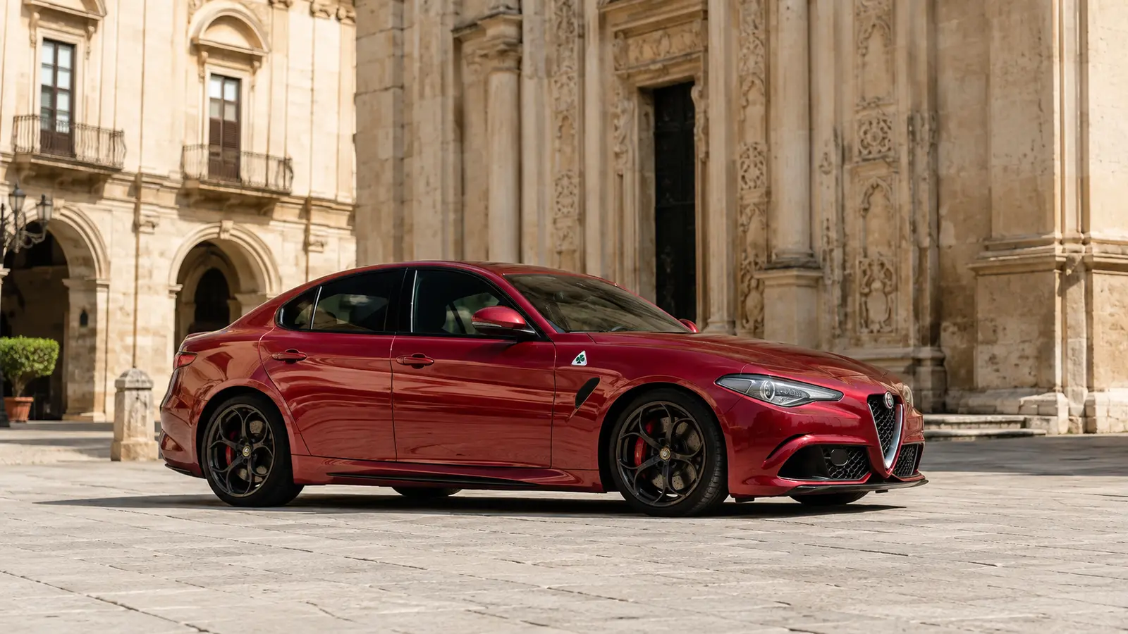 АВТО 1001627 красная Alfa Romeo Giulia на итальянской площади