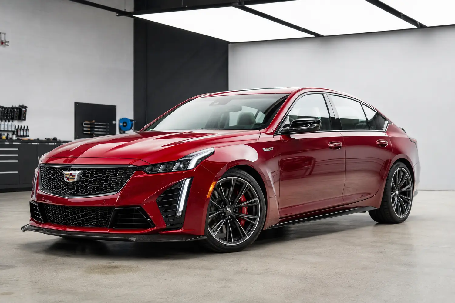 АВТО 1003725 красный Cadillac CT5 V Blackwing в детейлинг боксе