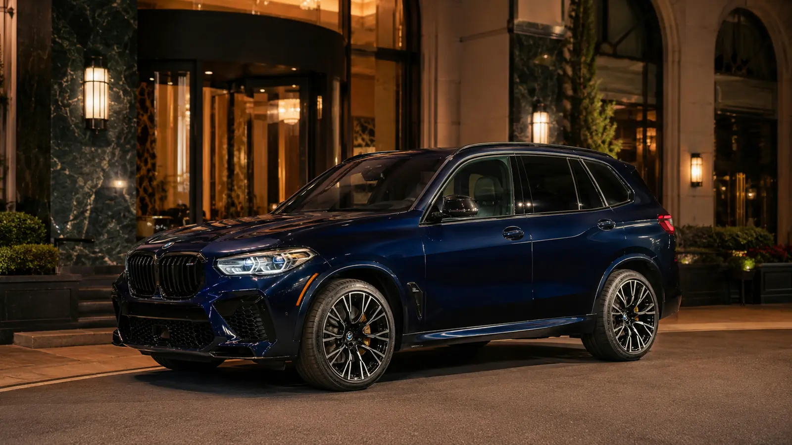 АВТО 1002541 тёмно-синий BMW X5 M Competition у роскошного отеля
