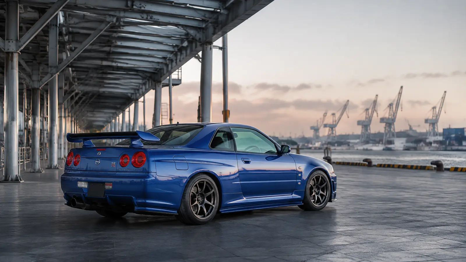 АВТО 1001991 винтажно-синий Nissan Skyline GT-R R34 в порту Иокогамы