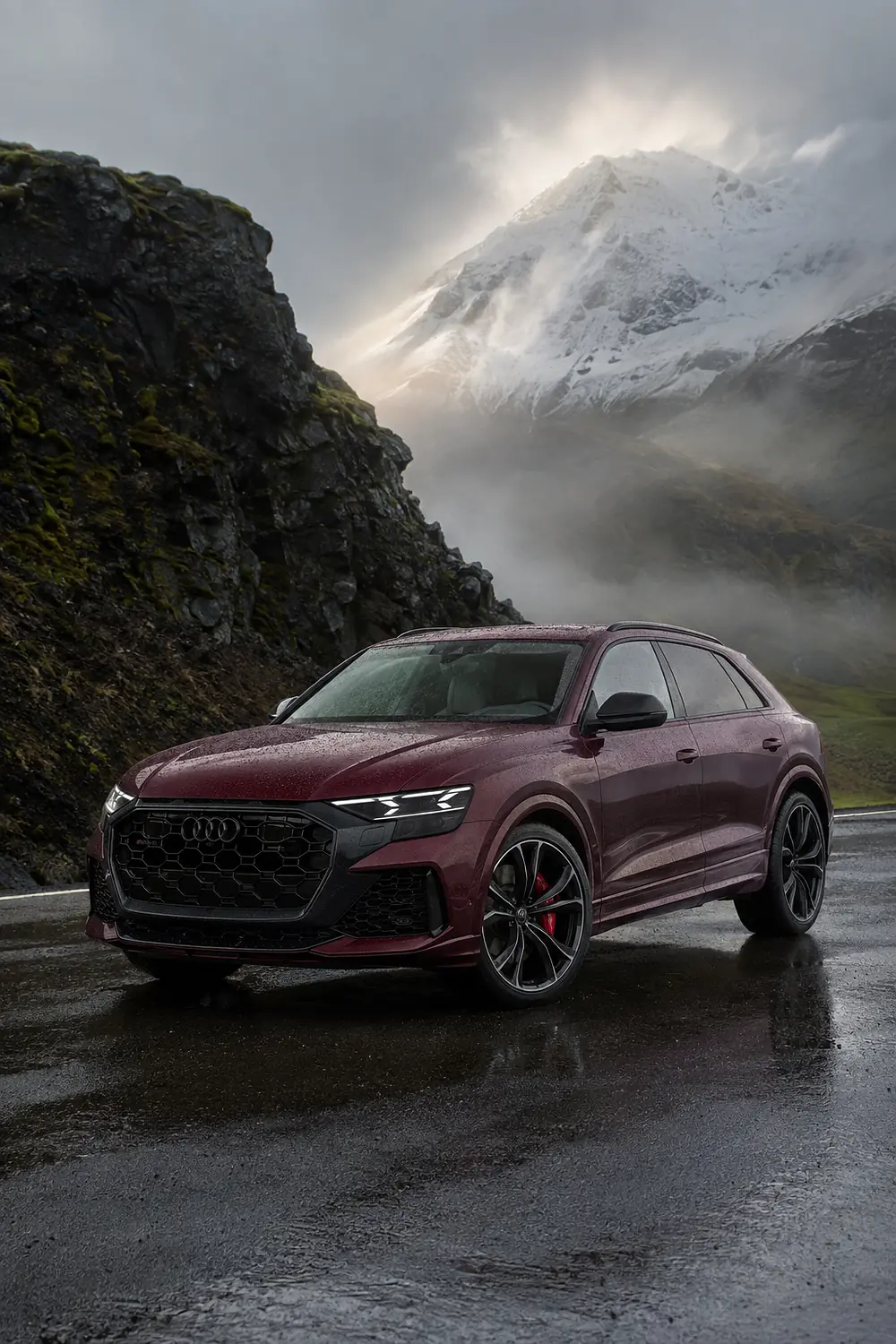 АВТО 1003549 бордовый Audi RS Q8 Performance в снежных горах