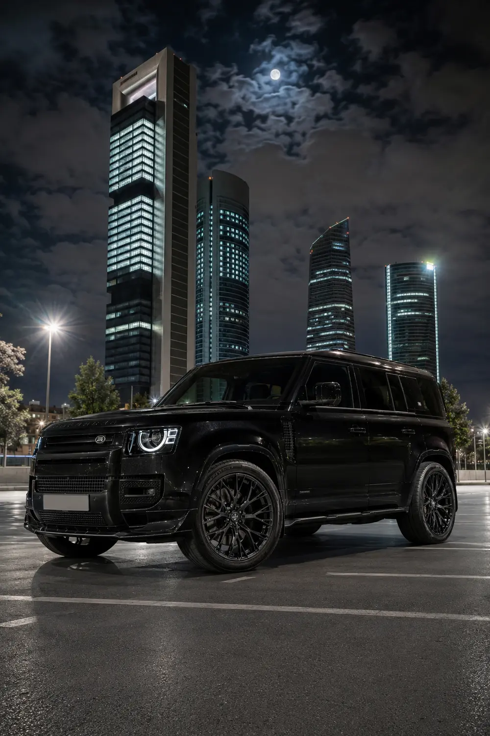 АВТО 1003787 чёрный Defender 110 V8 в деловом квартале Мадрида