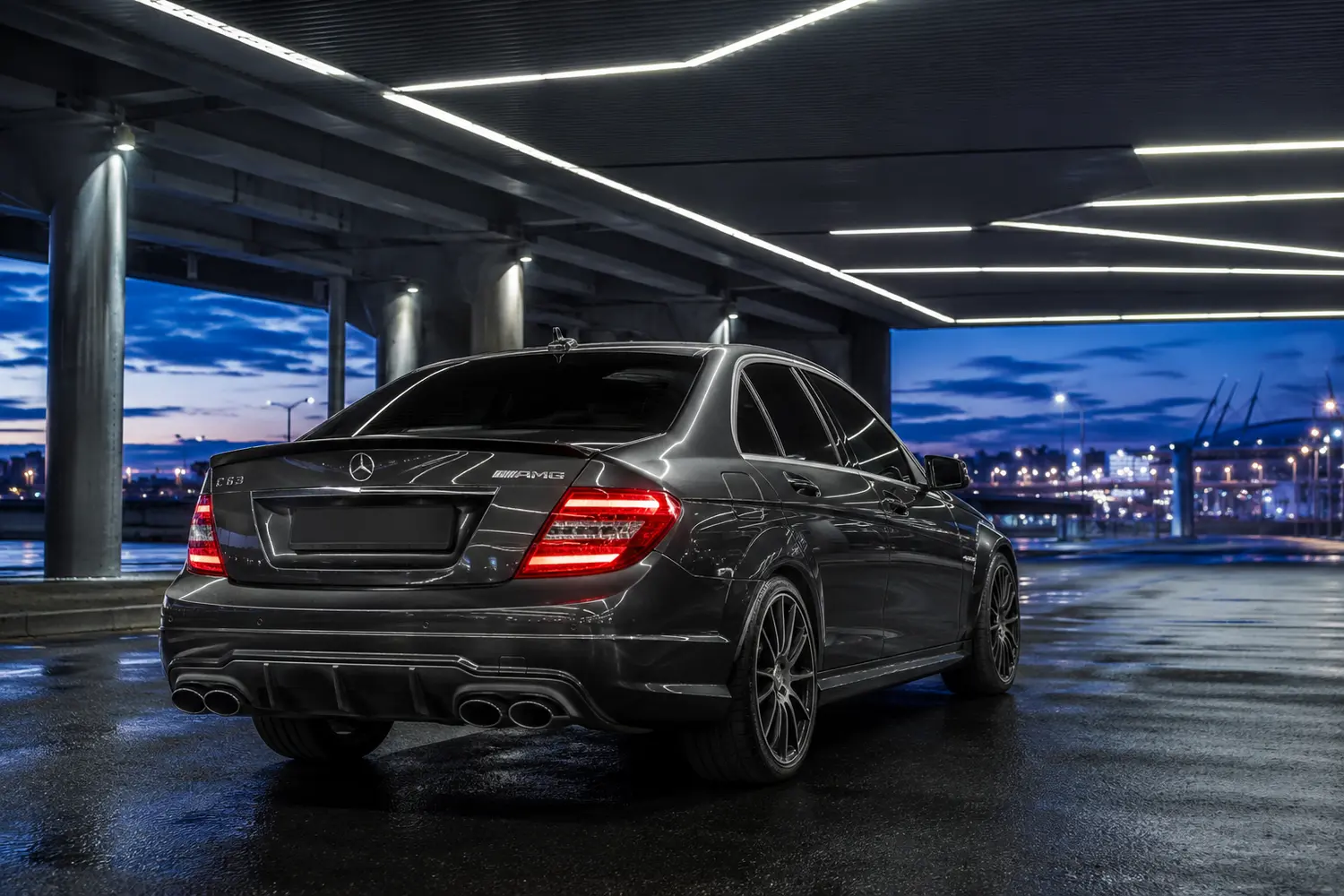 АВТО 1003914 графитовый Mercedes AMG C63 W204 в тоннеле Петербурга