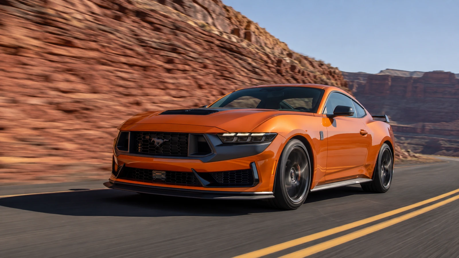 АВТО 1000720 оранжевый Ford Mustang Dark Horse на дороге в каньоне