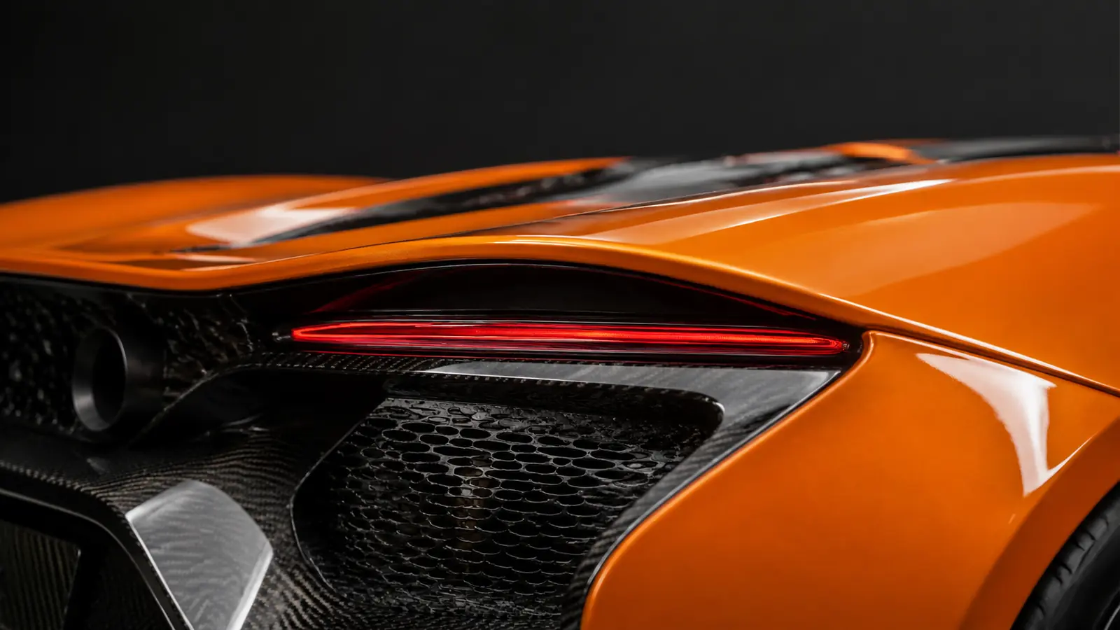АВТО 1001985 крупный план McLaren Artura с карбоном