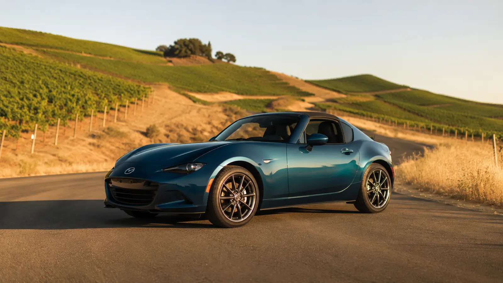 АВТО 1000264 бирюзовый Mazda MX-5 RF среди виноградников