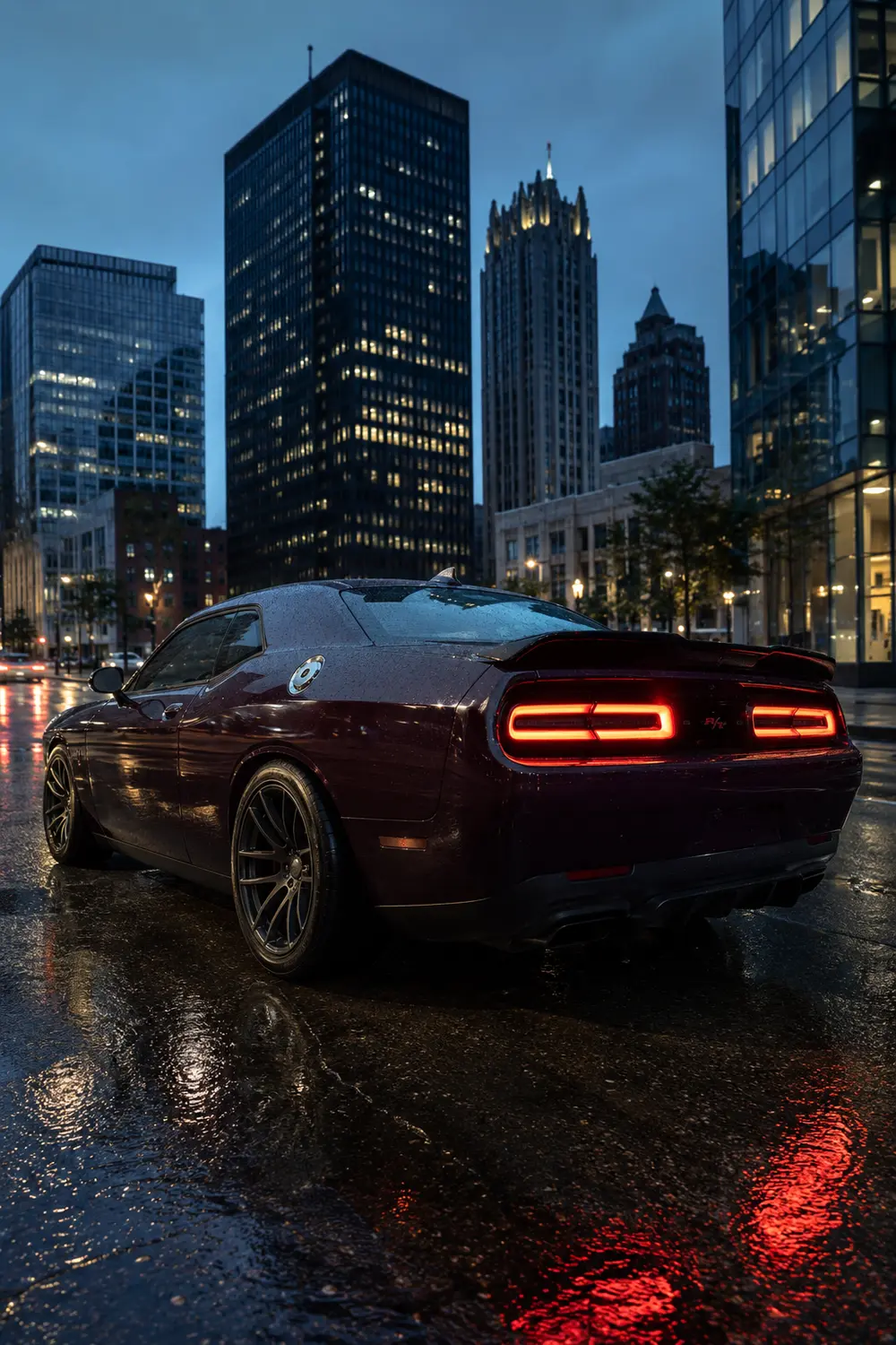 АВТО 1003959 сливовый Dodge Challenger RT в вечернем Детройте