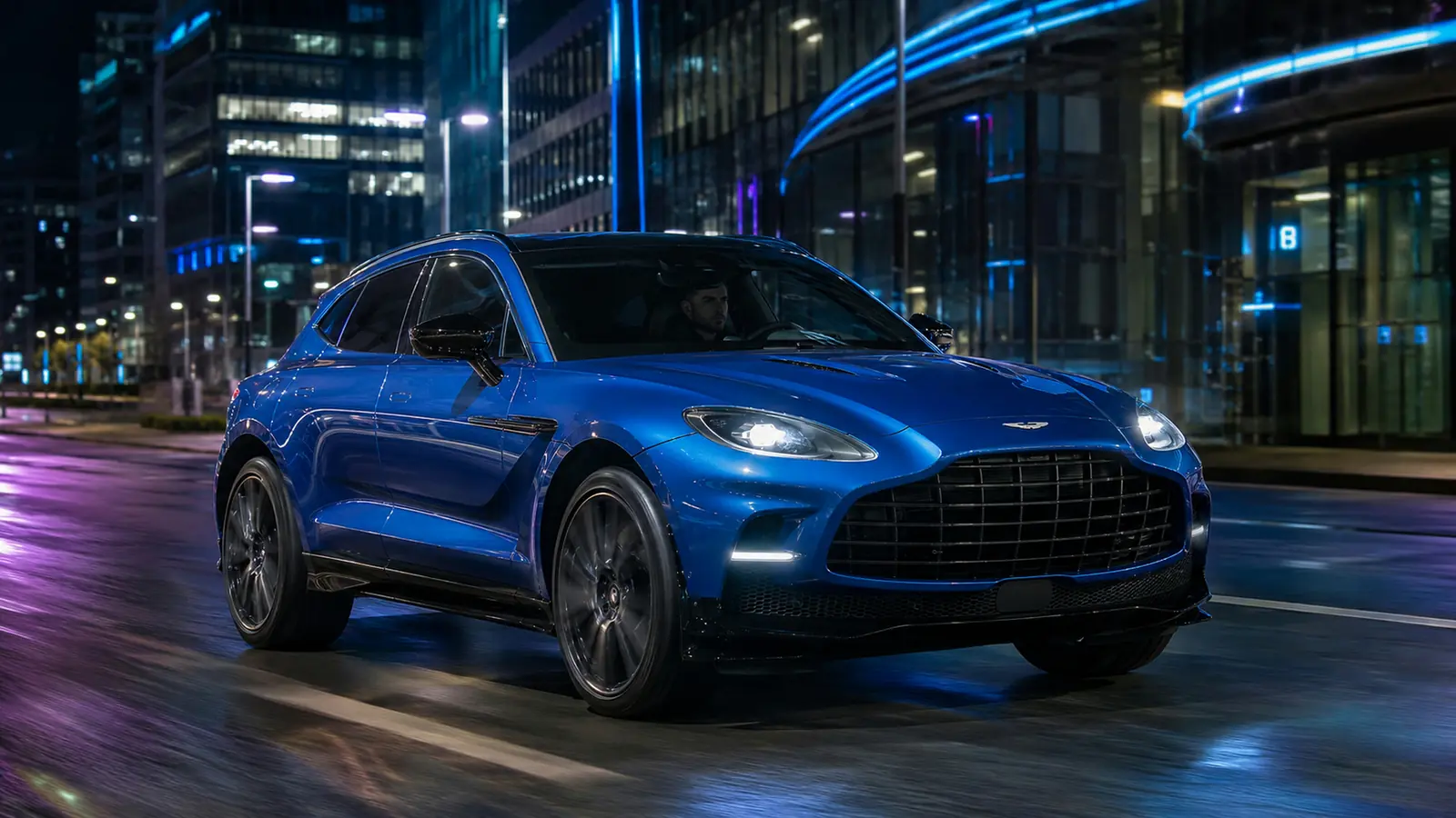 АВТО 1002566 лазурный Aston Martin DBX707 в ночном мегаполисе