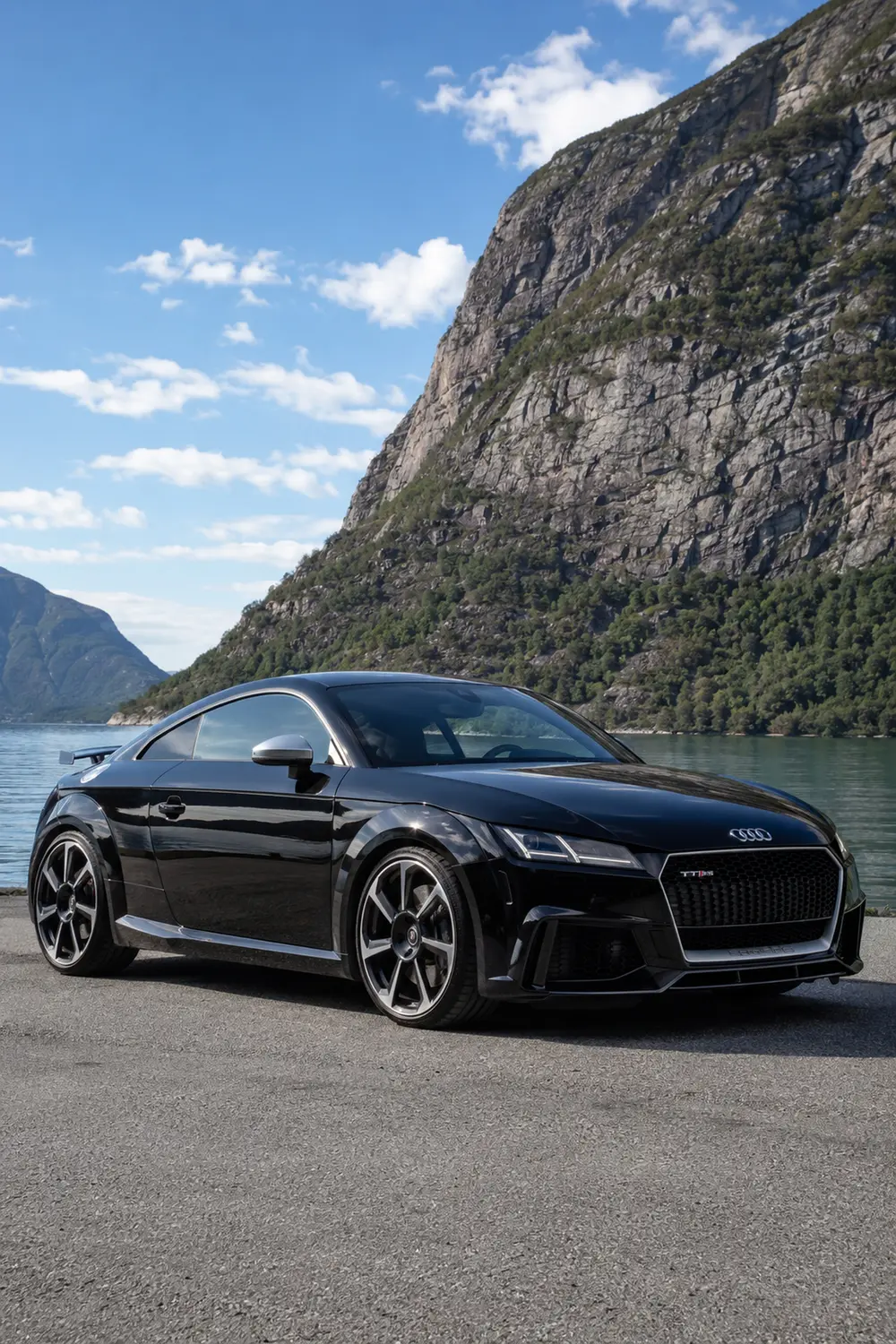 АВТО 1003797 чёрный Audi TT RS у норвежского фьорда