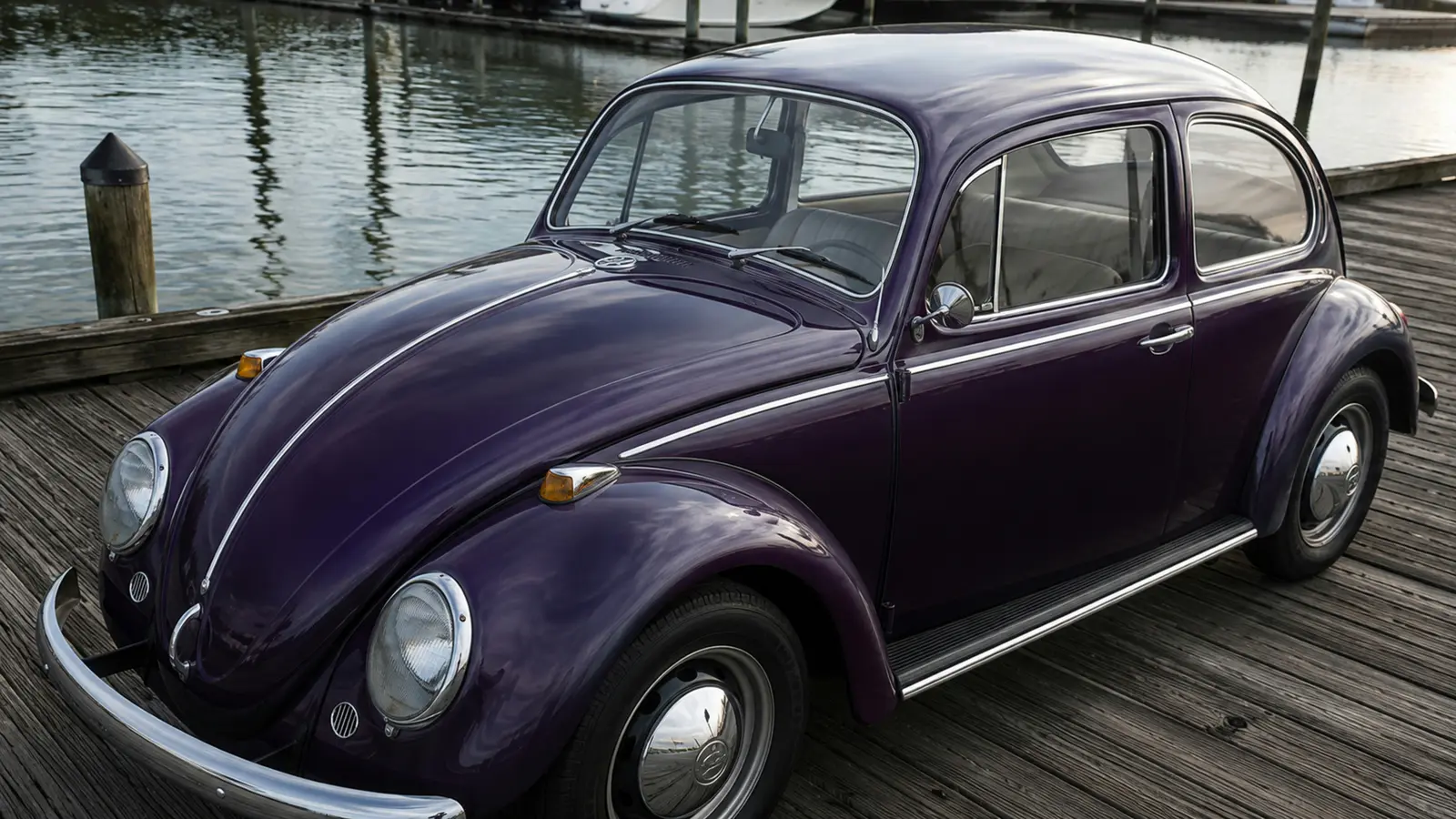 АВТО 1003371 фиолетовый Volkswagen Beetle faithfully restored крупно сверху по диагонали