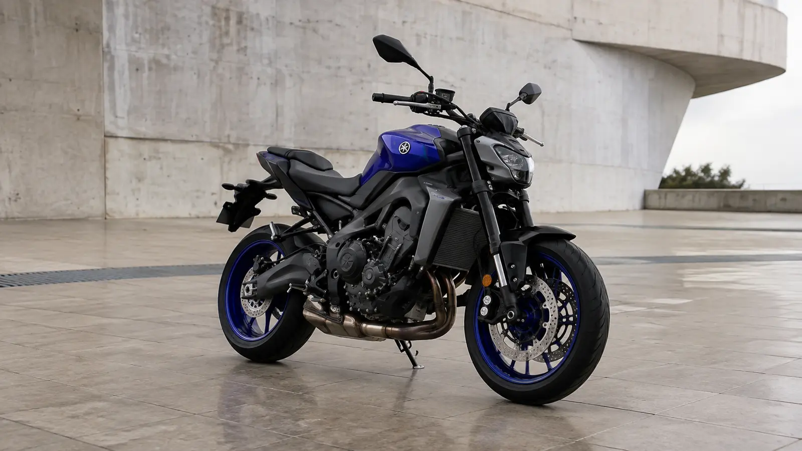 АВТО 1001782 синий Yamaha MT-09 на каменной площади