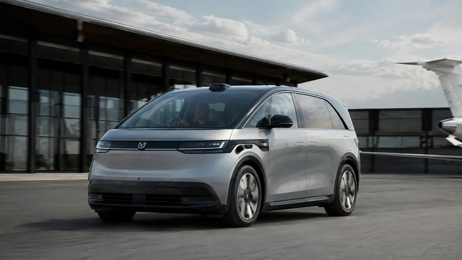 АВТО 1002496 серебристый Zeekr MIX у частного авиационного терминала
