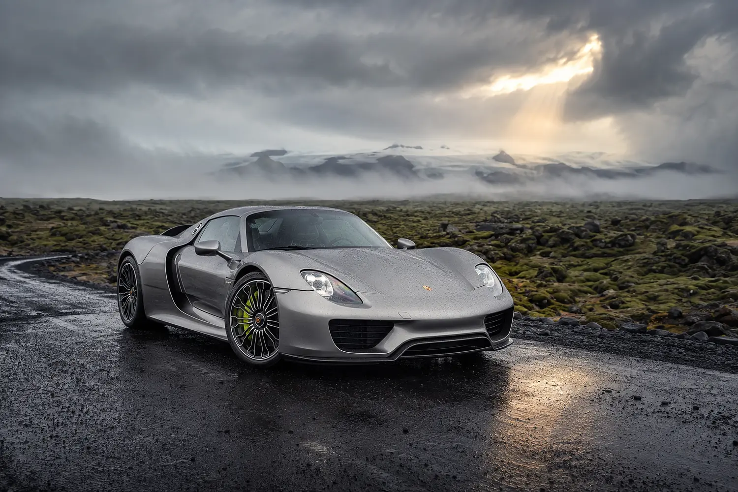 АВТО 1003552 серебристый Porsche 918 Spyder в Исландии