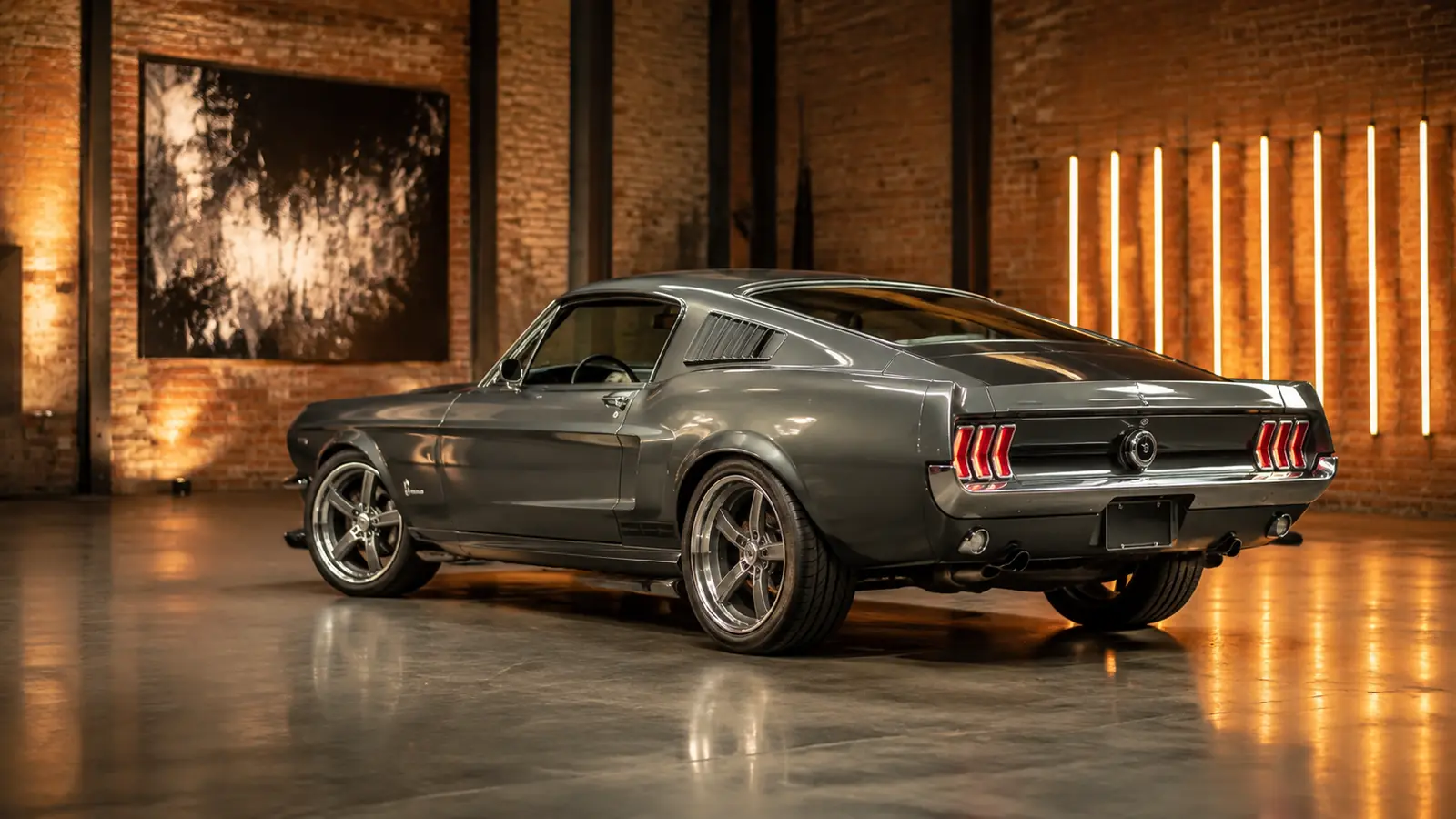 АВТО 1002010 графитовый Ford Mustang 1967 restomod в индустриальной галерее