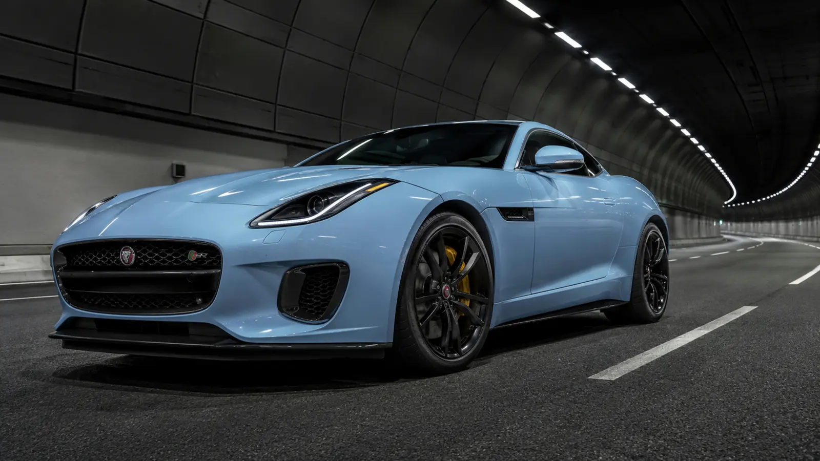 АВТО 1003283 ледяной голубой Jaguar F-Type R крупно с уровня переднего колеса