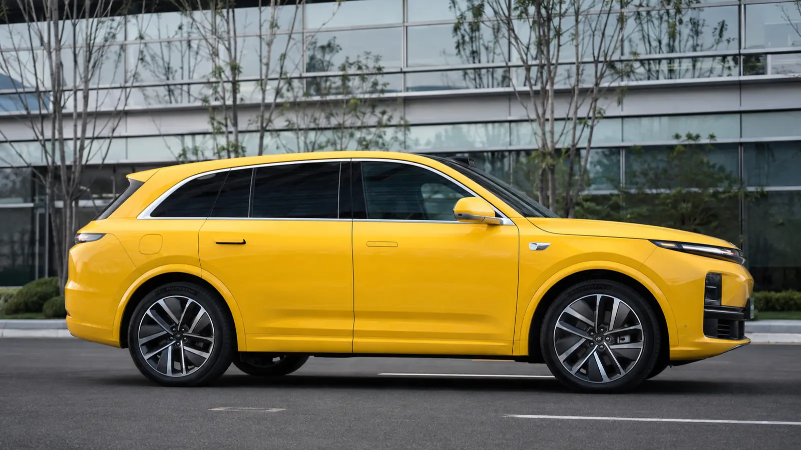 АВТО 1002732 жёлтый Li Auto L7 крупно на широком городском проспекте