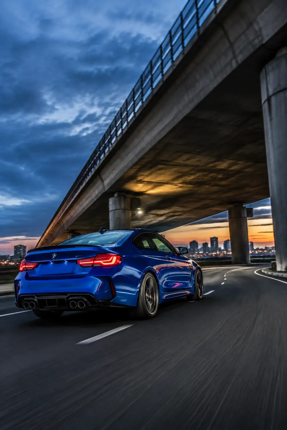 АВТО 1003797 прокаченный синий BMW M4 под городской эстакадой