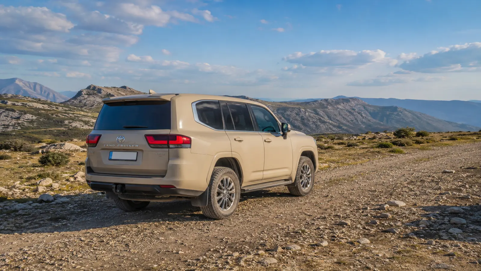 АВТО 1000053 песочный Toyota Land Cruiser 300 в горах