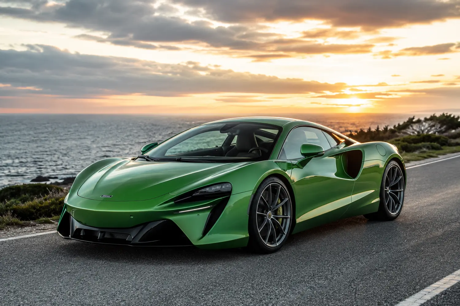 АВТО 1003772 зелёный McLaren Artura у моря на закате
