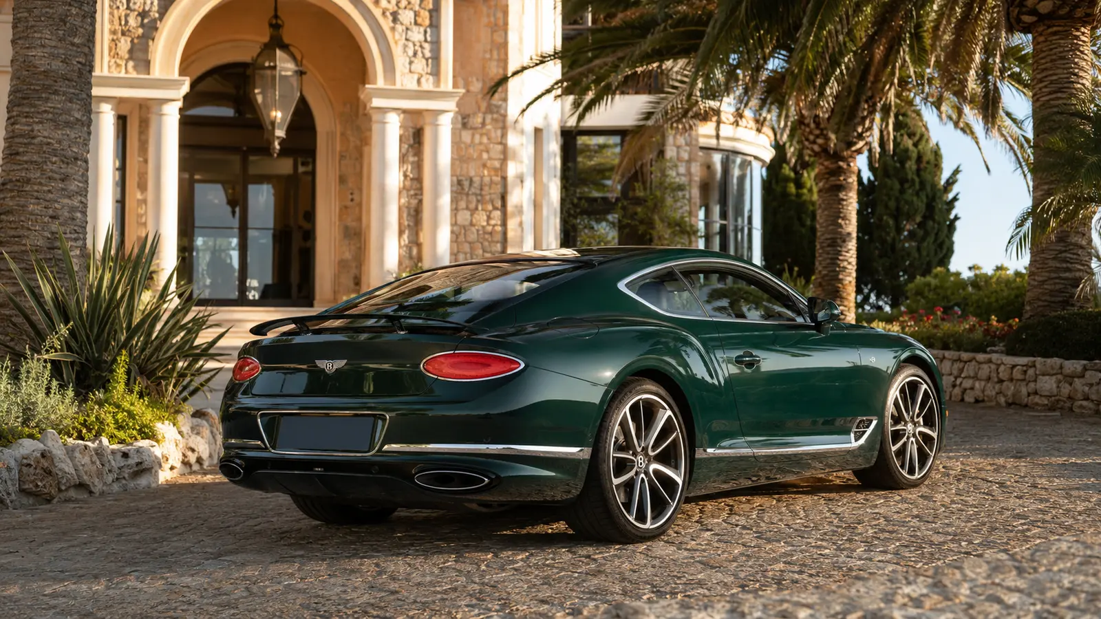 АВТО 1001636 зелёный Bentley Continental GT у отеля