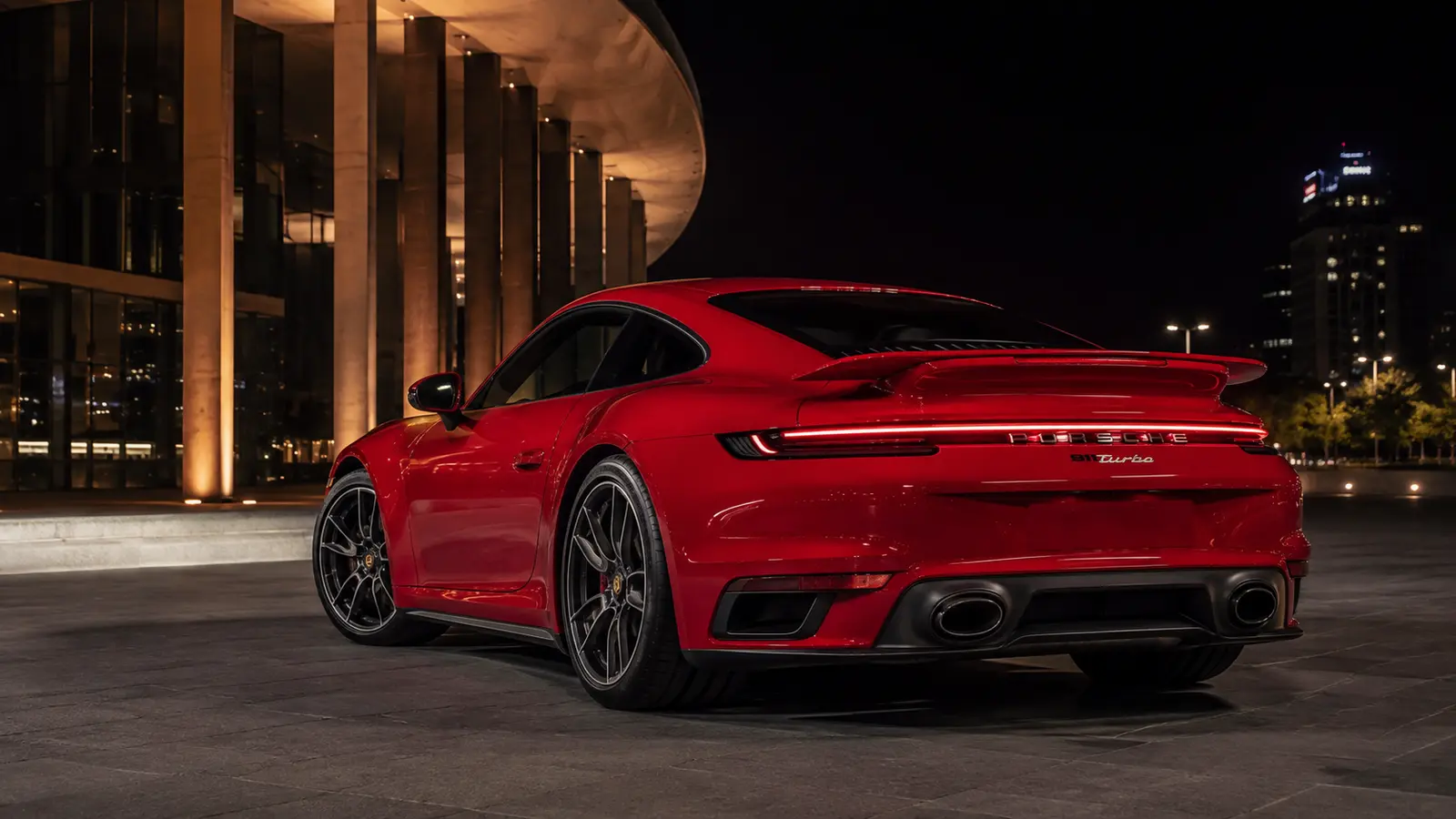 АВТО 1000963 красный Porsche 911 Turbo у ночной архитектуры