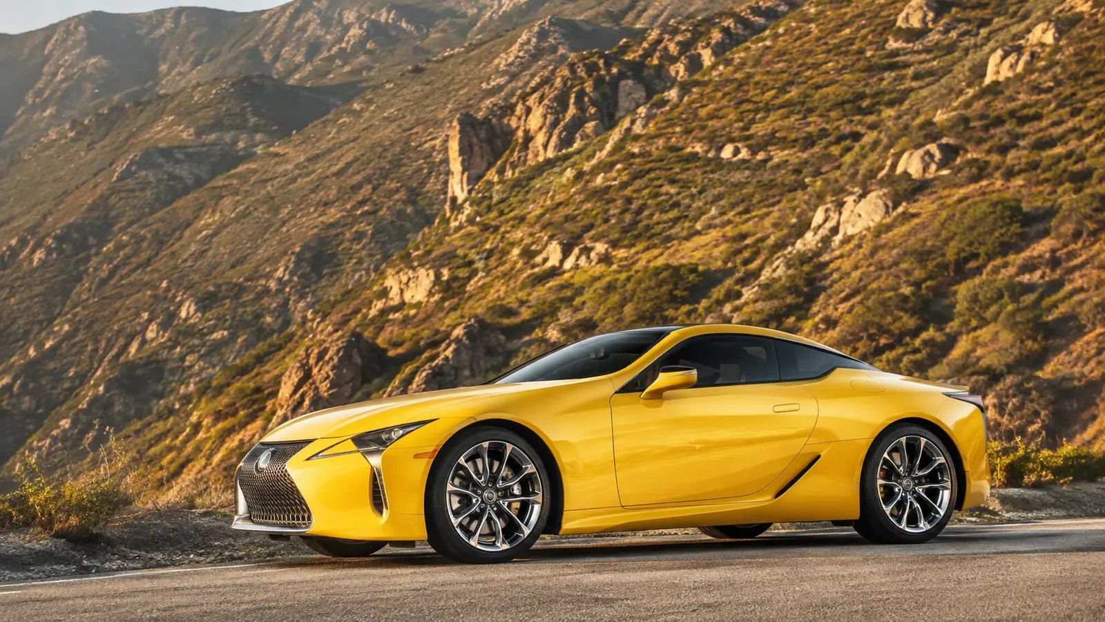 АВТО 1000465 жёлтый Lexus LC 500 на сухой дороге