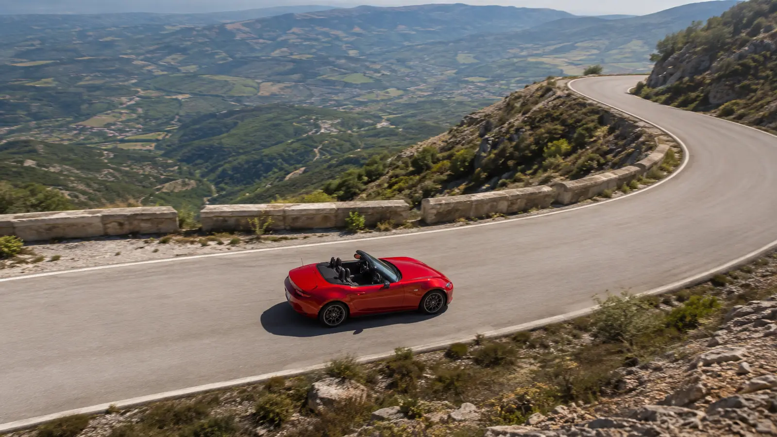 АВТО 1001637 красная Mazda MX-5 на горном серпантине